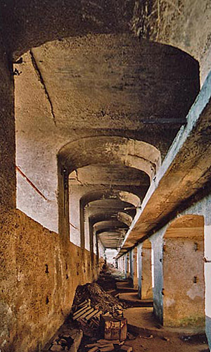 Probablement des locaux de stockage, à l'arcature nette et sobre.